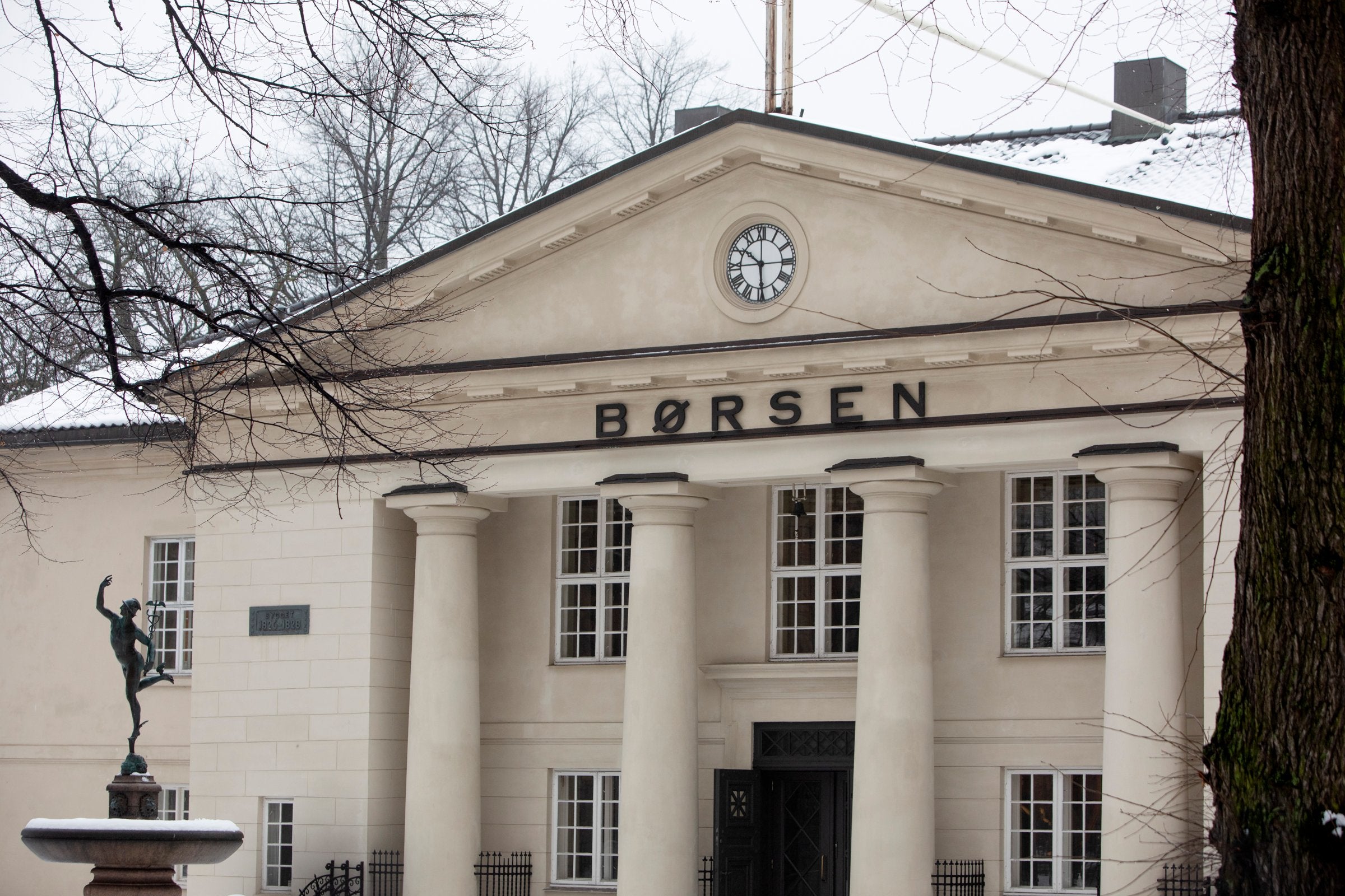 Oslo B&oslash;rs endte svakt opp, tross stor nedgang blant flere selskaper