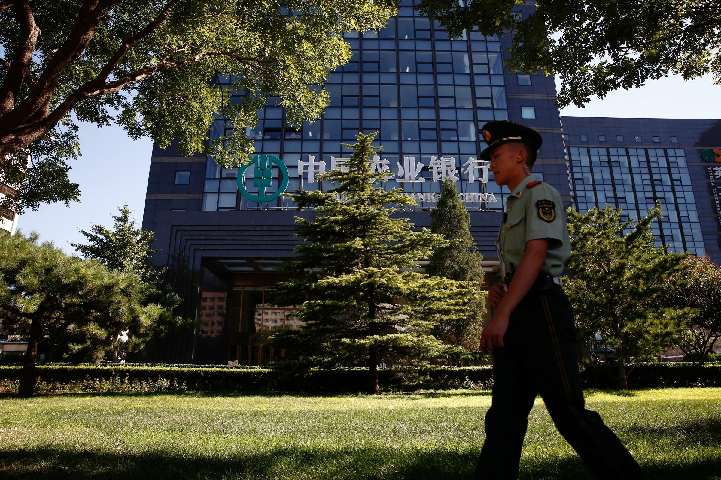 Kina pumper flere hundre milliarder inn i finansgigantene