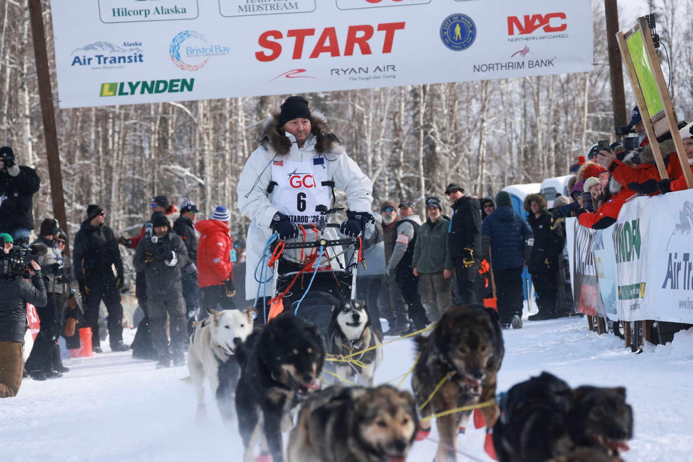 Fikk kritikk for å kjøpe seg plass – nå er Røkke i gang med det ekstreme  hundeløpet | DN