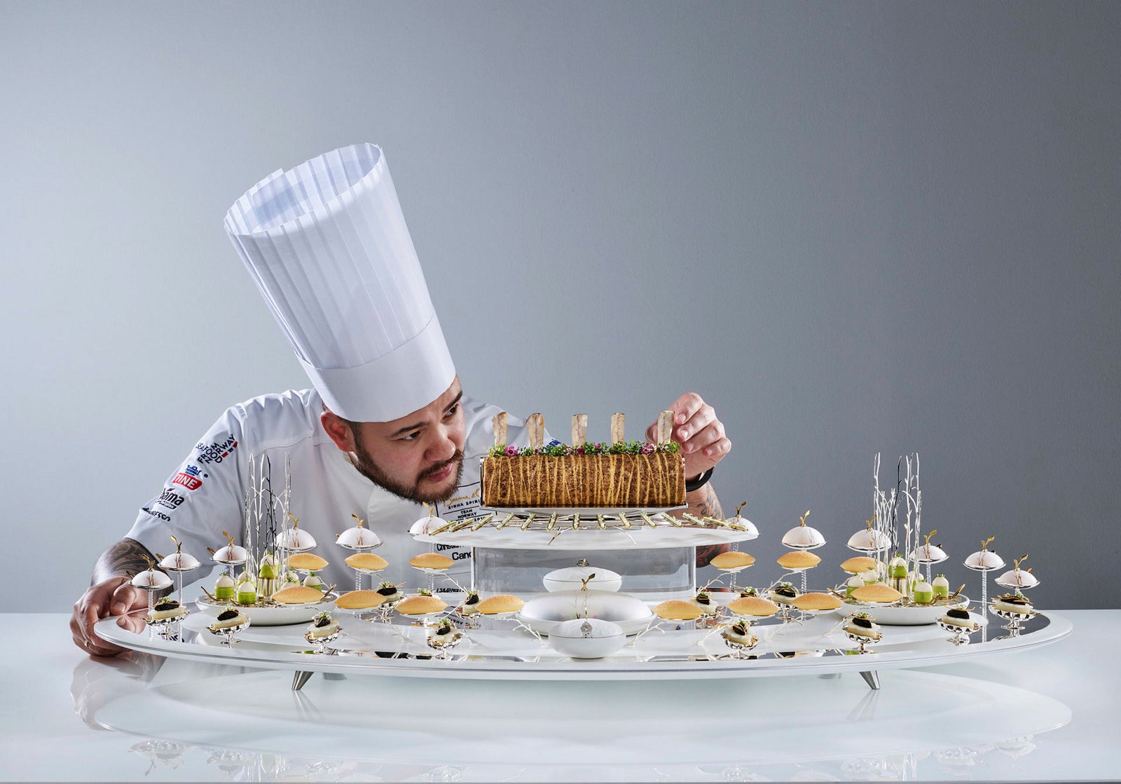 Christian André Pettersen anretter kalvekam og tilbehør.