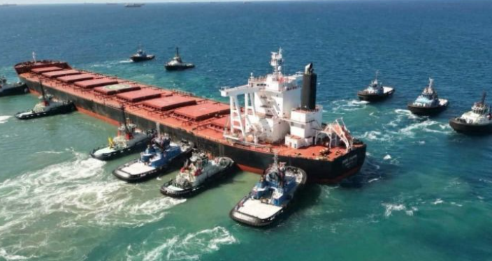 Scramble to free giant bulker that ran aground off Australia