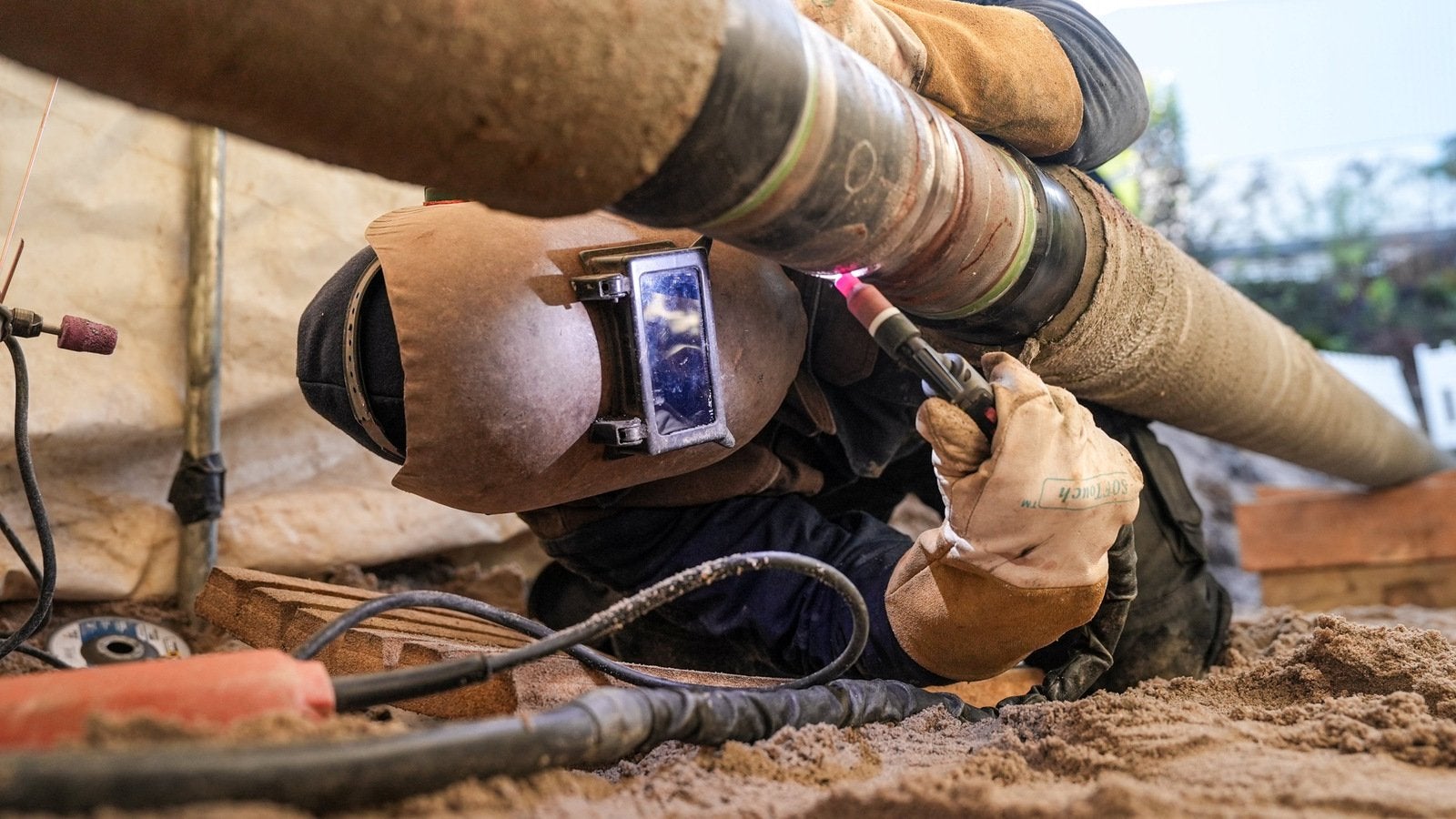 Welding of the new hydrogen pipeline at the Port of Stuttgart.