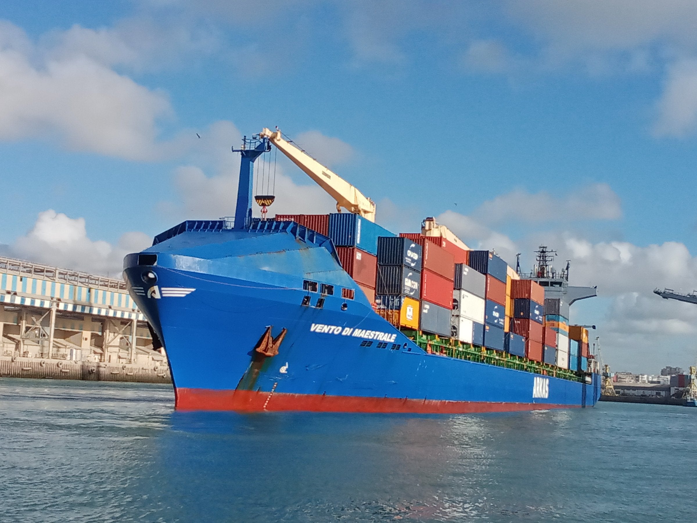 Contship Italia returns to liner business with Tarros acquisition
