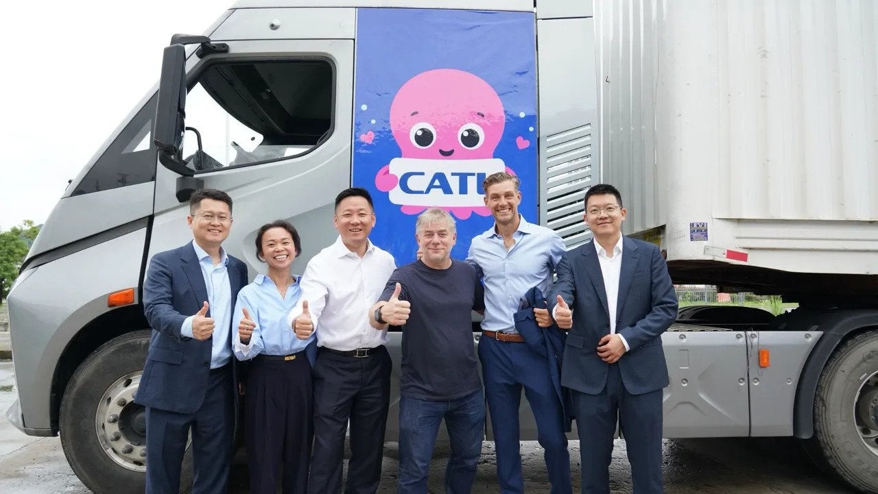 Octopus Energy CEO Greg Jackson (in T-shirt), with William Rowe, CEO of the new joint venture (second right) and CATL executives.