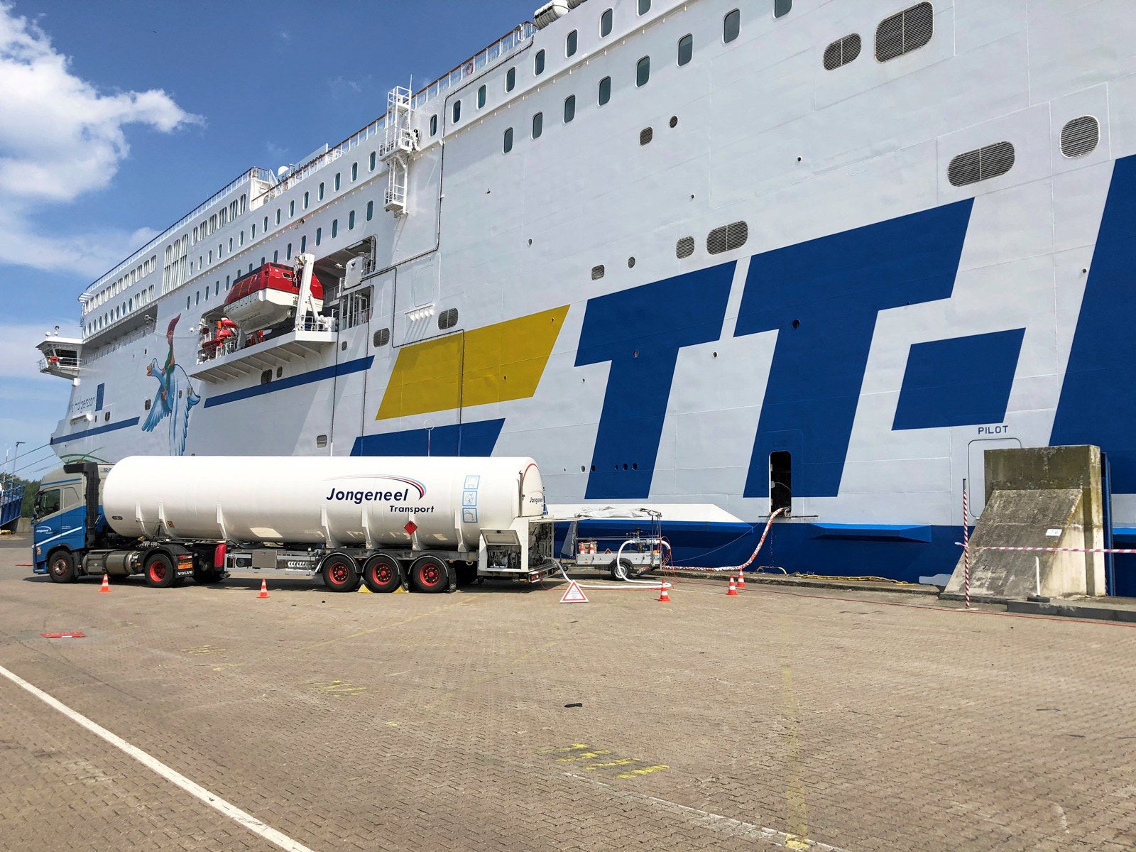Avenir LNG supplies its first bio-LNG bunkers in Germany