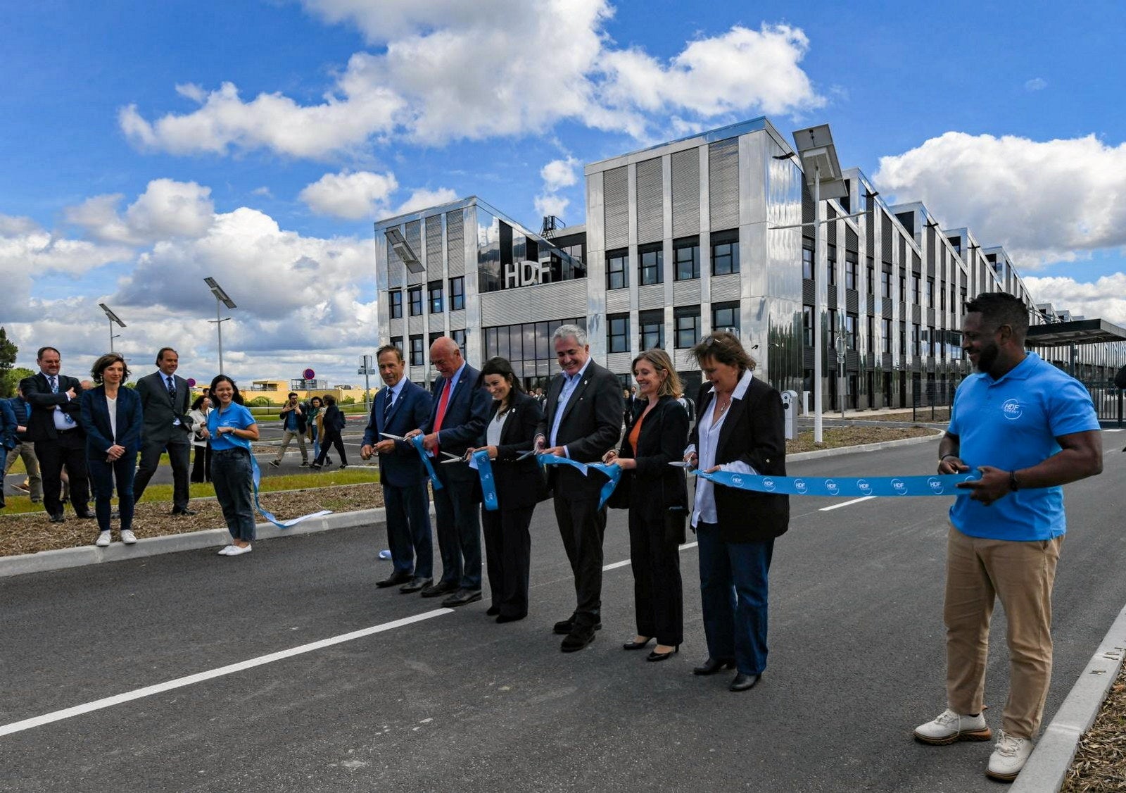 'World first' | Green hydrogen developer inaugurates 1GW factory making ...