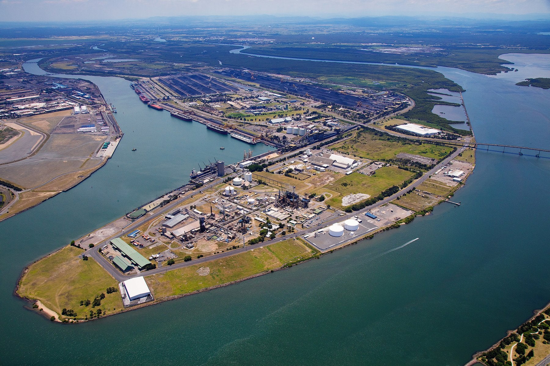 Australian government awards hundreds of millions to green hydrogen hub ...