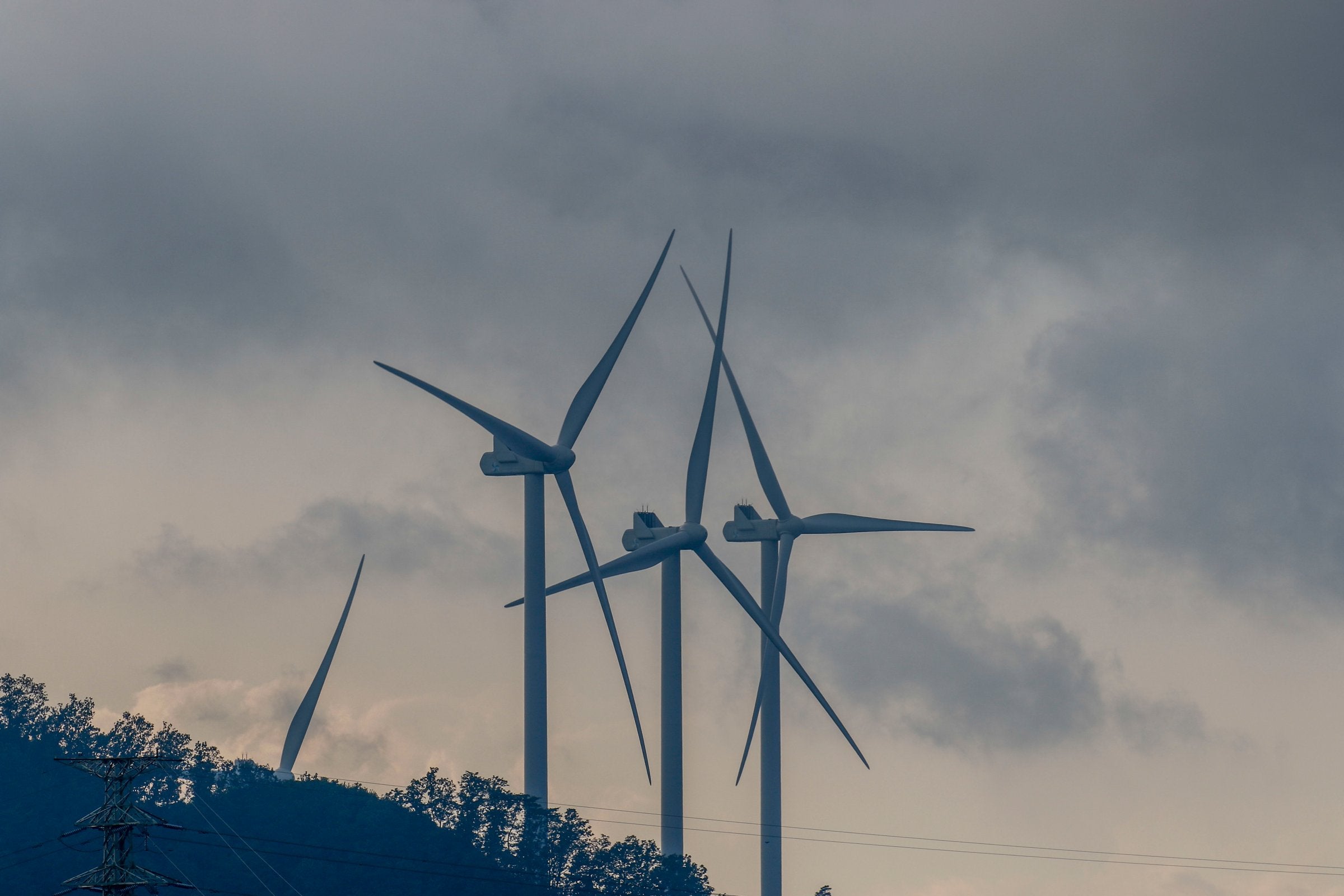 Wind farm death after crane falls from cliff | Recharge