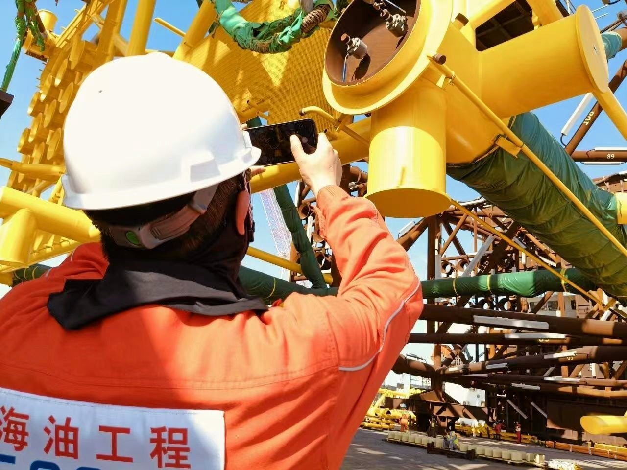 Chinese contractor installs key Aramco offshore facility