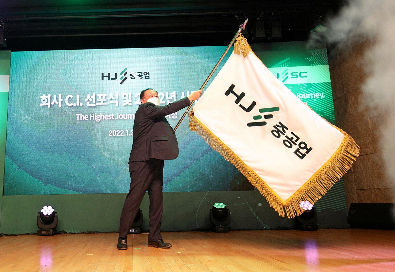 HJ Shipbuilding bags $240m LNG dual-fuel container ship order