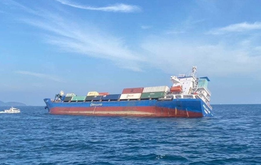 Container ship sinks near major tourist hot spot
