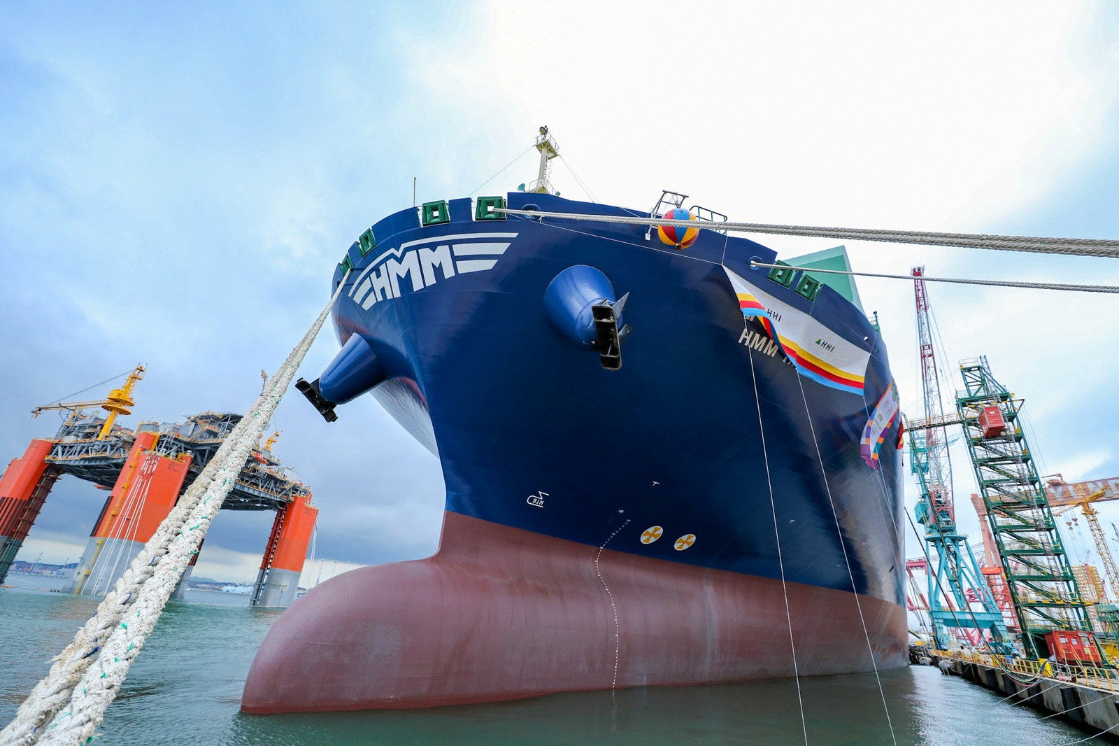 Liner giant HMM orders ‘world’s first’ 9,000-teu methanol-powered ...