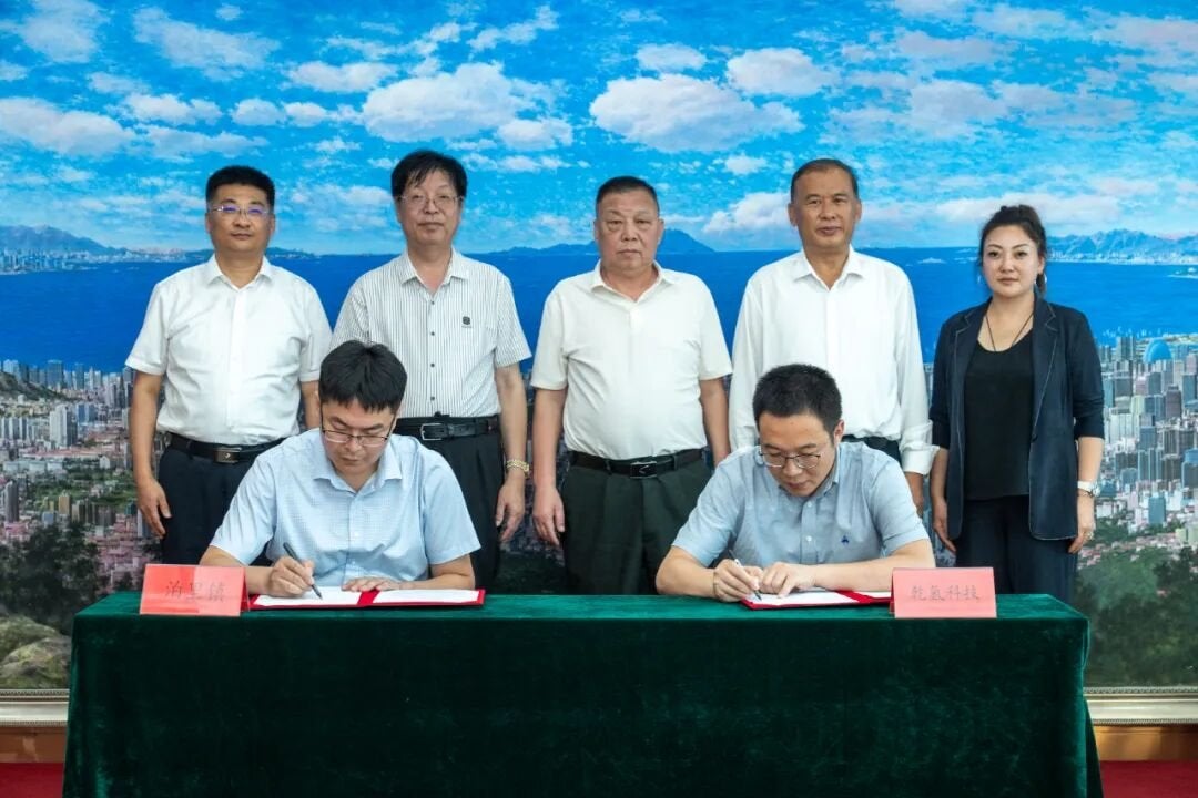The signing of the cooperation agreement between representatives of the government of Boli town (left) and Qianhydrogen (right).