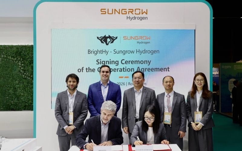 The signing ceremony for the agreement at the World Hydrogen Summit in Rotterdam.