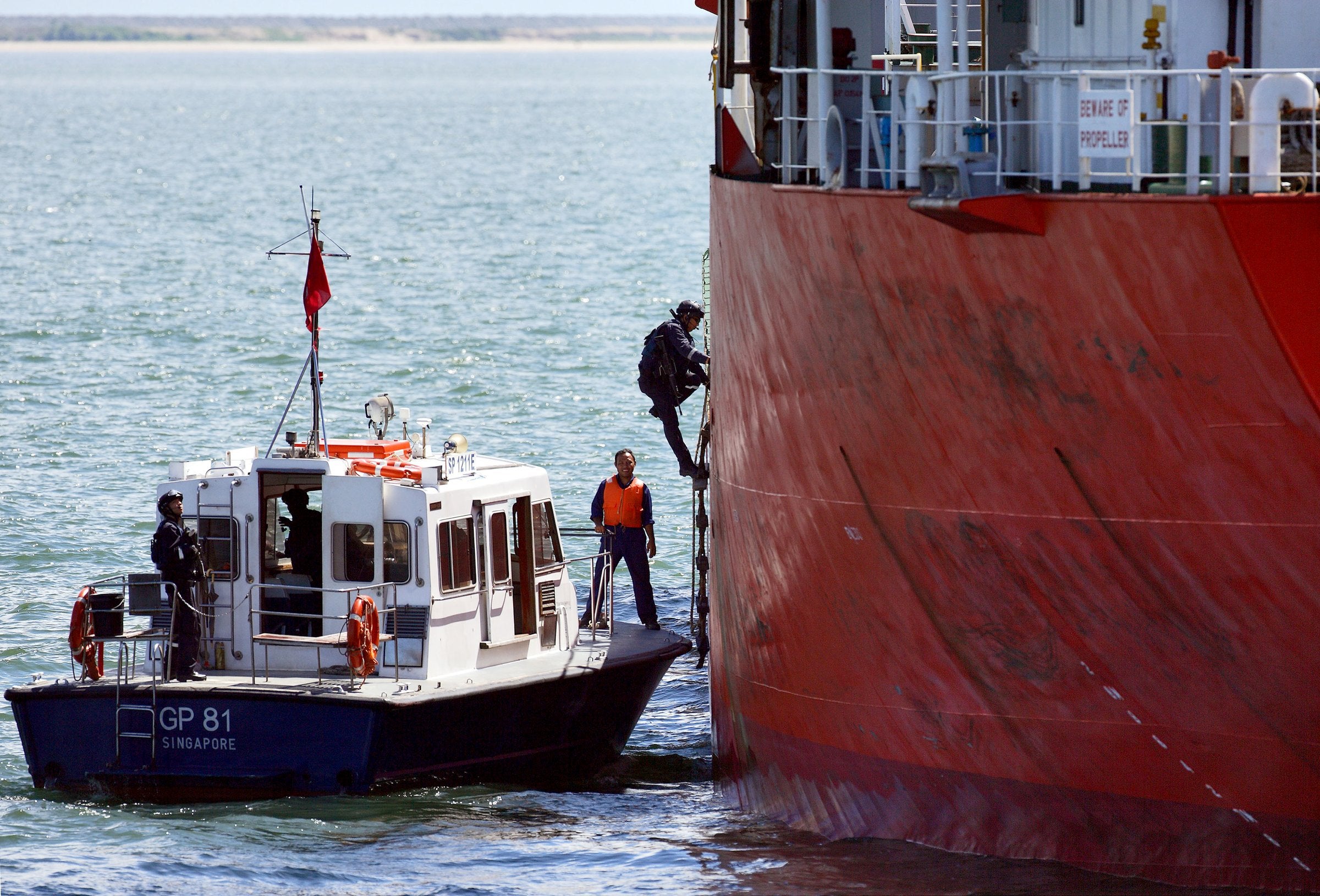 Armed robbers raid bulk carrier in piracy hotspot