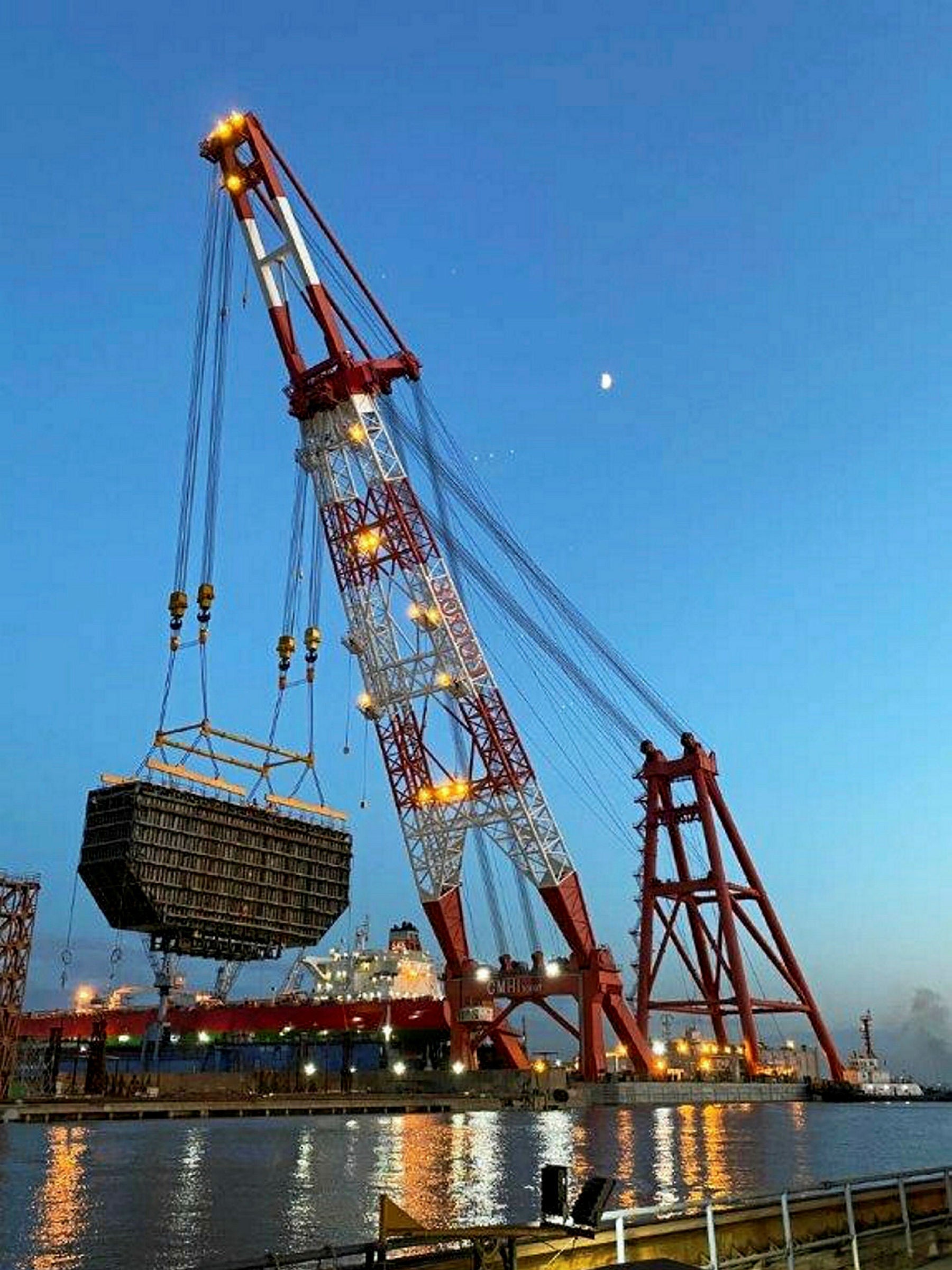 LNG bunker tank lifted into Hapag-Lloyd's first boxship retrofit