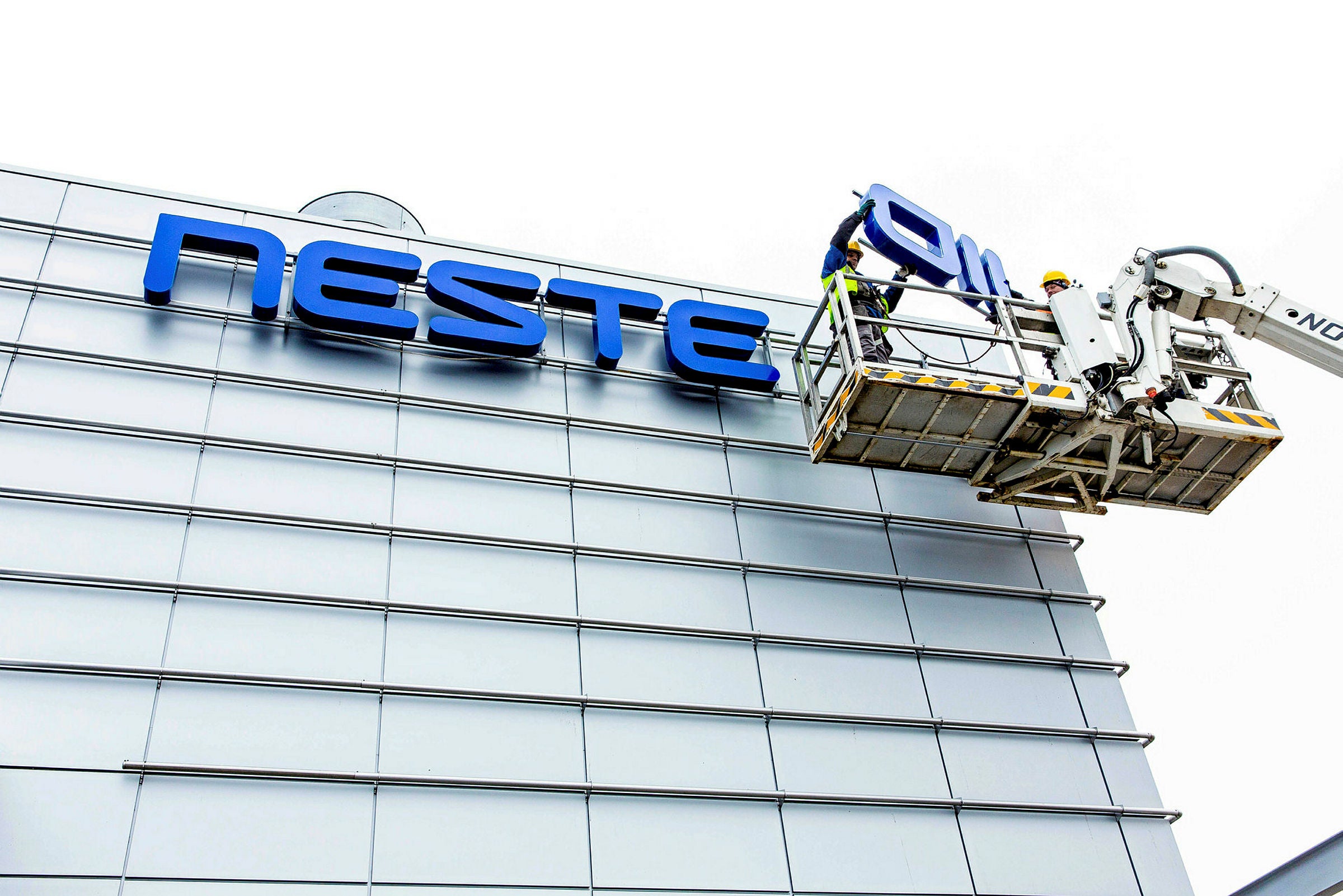 Neste re-emerges as shipowner with ice-class tanker order