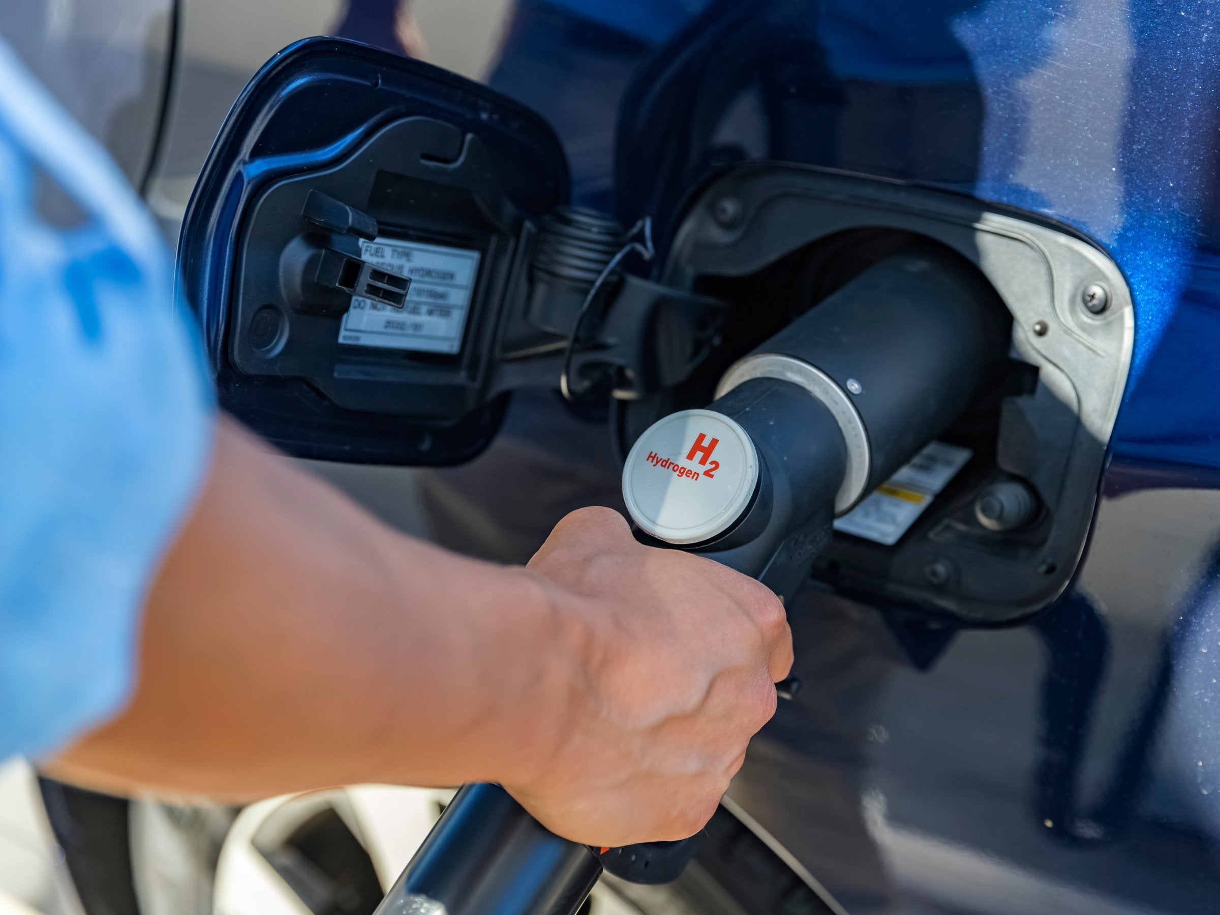 Refuelling a hydrogen fuel-cell electric vehicle