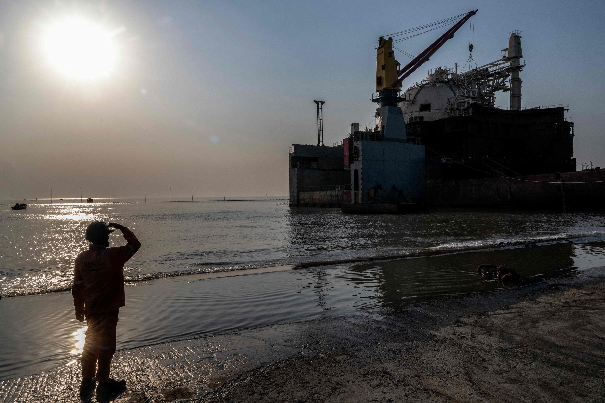 Tanker slides into shipbreaking port just before US sanctions