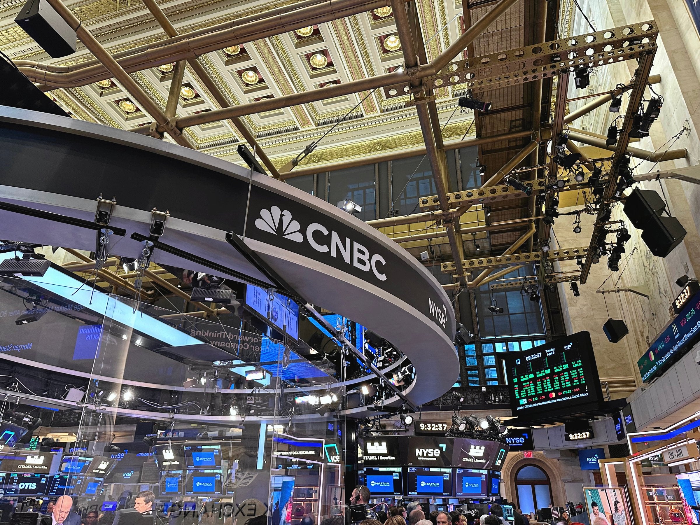 Friday stocks rout on war escalation helps send shipping shares down 3% on week