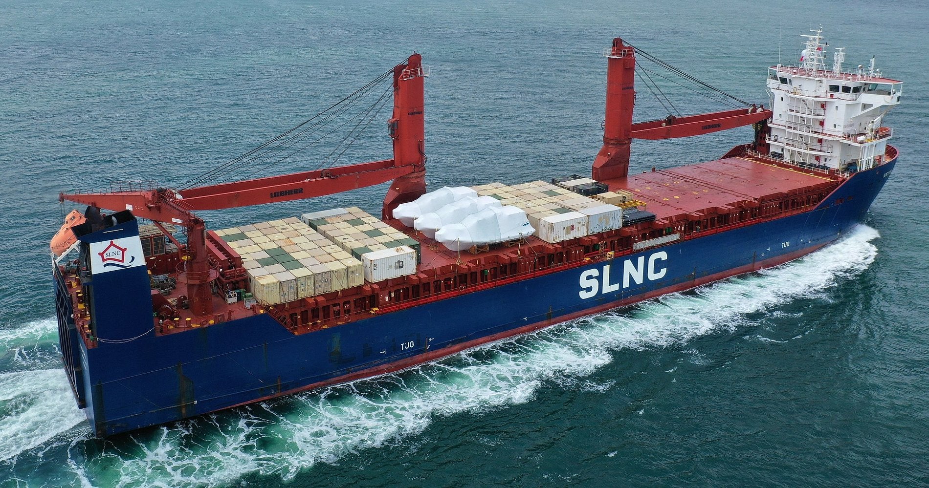 Crew abandons US-flagged multipurpose heavy-lift ship after engine room floods